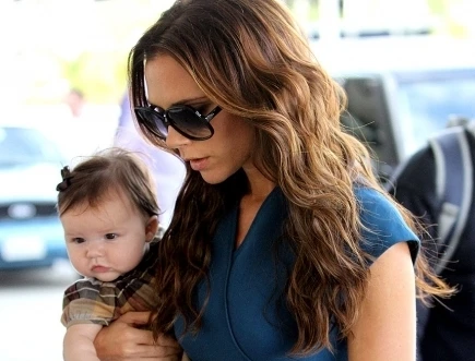 Hai mẹ con Harper và Victoria Beckham cực sành điệu ở sân bay Los Angeles