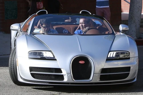 “Kẻ huỷ diệt” Arnold Schwarzenegger vi vu cùng Bugatti Veyron