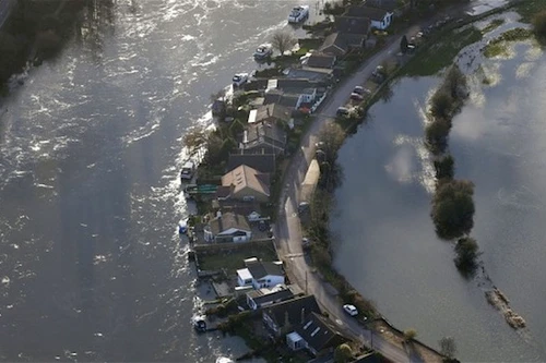 Thủ tướng Anh đích thân đến thăm các vùng bị mưa lụt khủng khiếp