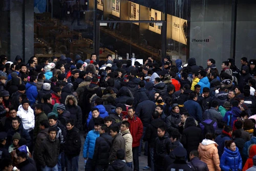 iPhone4S cháy hàng, bị ném trứng thối tại Bắc Kinh, Thượng Hải 