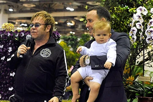 Sir Elton John khoe con trai cực dễ thương