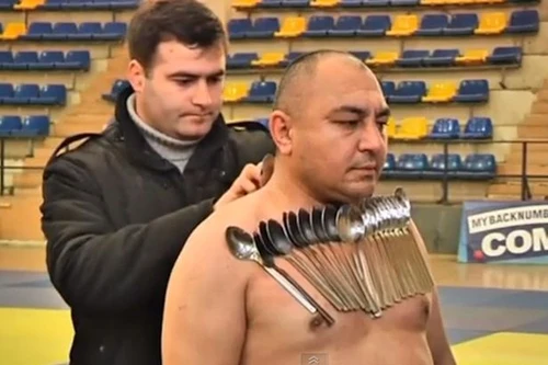  “Người nam châm” lập kỉ lục hút thìa