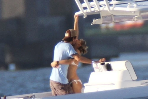 Anna Kournikova hạnh phúc bên Enrique Iglesias trong kì nghỉ ở Miami