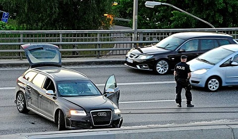 Đối đầu với xe tải - siêu xe ăn cướp Audi RS6 "tử nạn" 