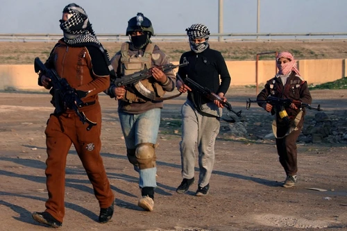 Các nhóm vũ trang ở Iraq, Syria sử dụng trẻ em 14 tuổi trong chiến đấu
