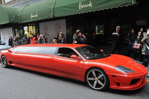 "Cưỡi" Ferrari Limousine dài nhất thế giới đi shopping