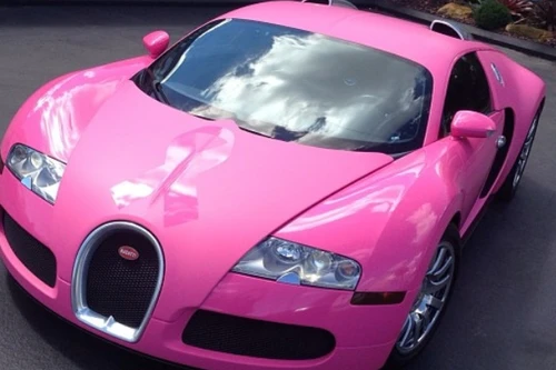 Sơn hồng siêu xe để tuyên truyền cho bệnh ung thư vú