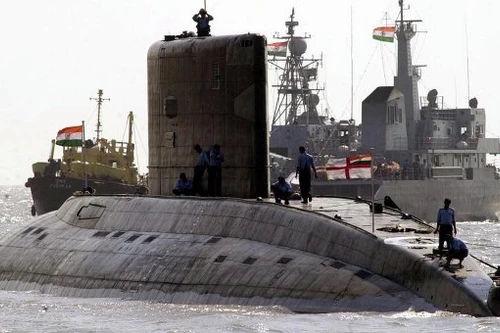 Tàu ngầm Ấn Độ bất ngờ phát nổ, 18 người bị mắc kẹt