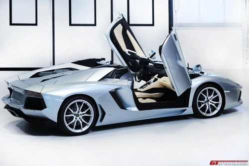 Mua căn hộ được tặng siêu xe Lamborghini Aventador Roadster 