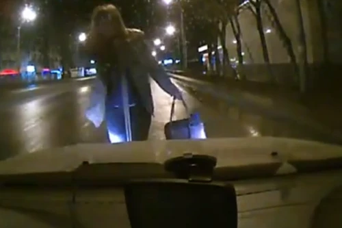 Màn kịch vụng của cô gái tự đâm đầu vào ô tô để “ăn vạ”