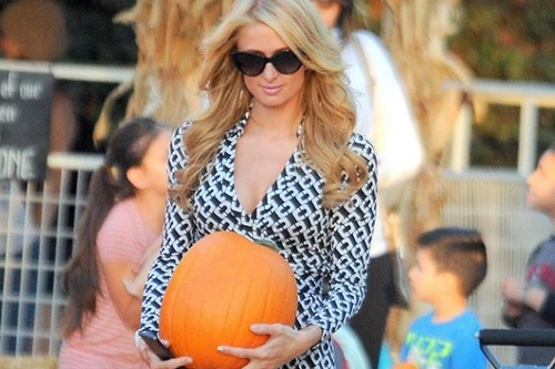 Paris Hilton lái siêu xe đi mua bí ngô
