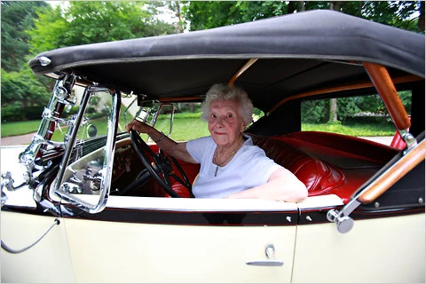 102 tuổi vẫn "ung dung" lái xế cổ