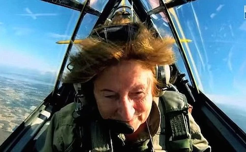 Cụ bà 71 tuổi vẫn bắn súng, nhảy dù, bắt cá sấu như phim hành động