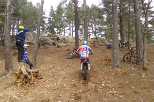 Nhảy dây bằng xe máy