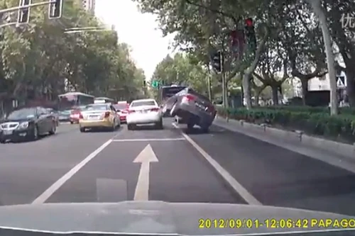 Honda Civic lật ngửa giữa phố, sau cú đụng nhẹ