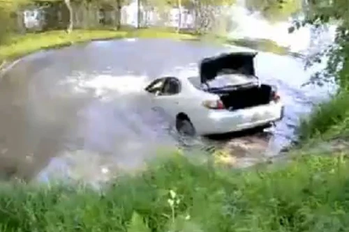 Video giải cứu Lexus ES khỏi "chết đuối"