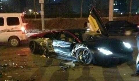 "Siêu bò" Lamborghini mới tậu 3 ngày đã "hi sinh"