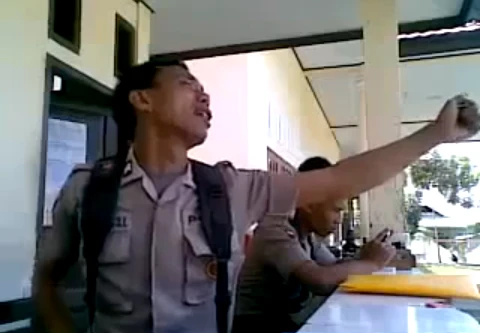 Sỹ quan cảnh sát bị thôi việc vì... hát nhép "mua vui" cho đồng nghiệp