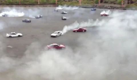 Chóng mặt xem 70 chiếc xe cùng nhau phá vỡ kỉ lục Guinness 