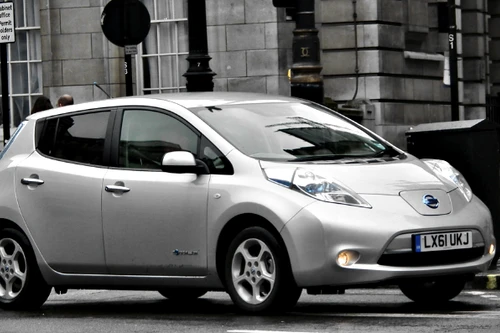 Nissan Leaf giảm giá, kích cầu