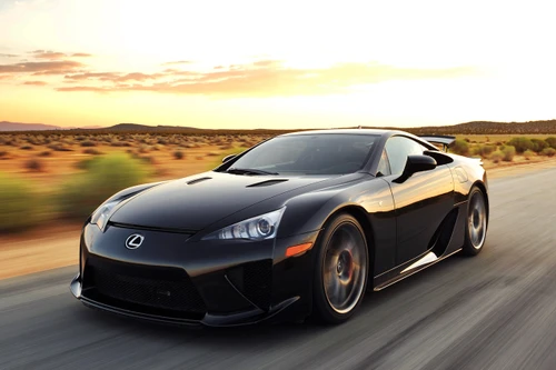 Lexus trở lại cuộc đua doanh số xe hạng sang