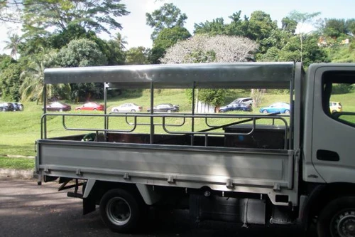 Bị hàng xóm gạ quan hệ với người yêu cũ trên... xe tải