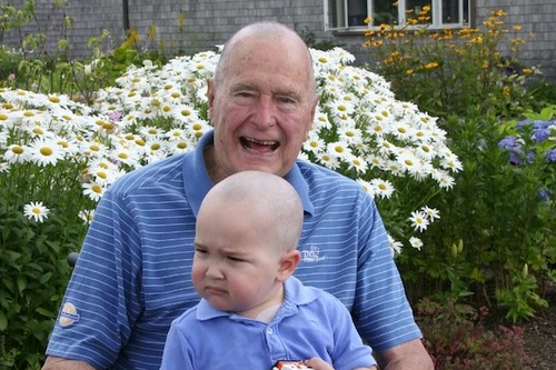 Cựu tổng thống Mỹ George H.W. Bush bất ngờ cạo trọc đầu