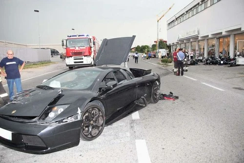 Lamborghini Murcielago "phá nát" đại lý xe BMW