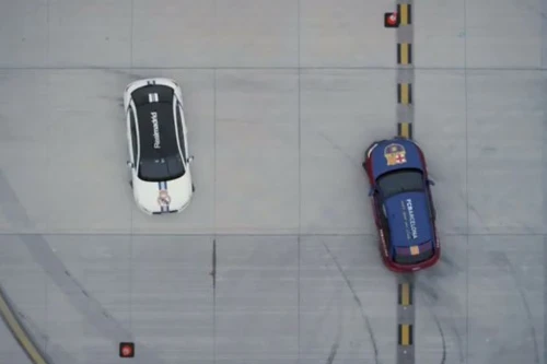 Video nóng: Barcelona và Real Madrid đối đầu nhau... trên trường đua