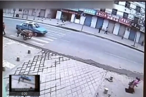 Rơi xuống hố vì mải "buôn điện thoại" 