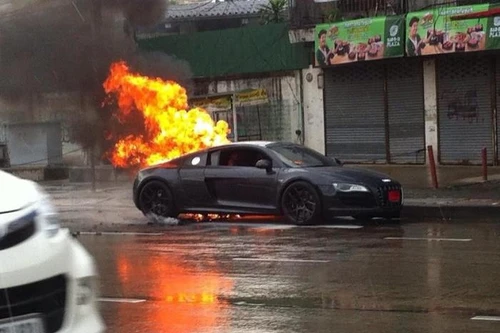 Lamborghini Murcielago nát bươm, Audi R8 cháy rụi 