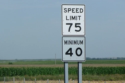 Lái xe kiểu "rùa bò" cũng bị phạt