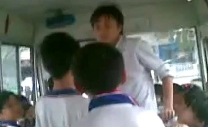 Cho học trò tự tát nhau- hình phạt dã man từ một cô giáo