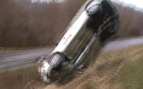 Xe đua "lộn nhào" đầy ngoạn mục