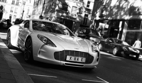 Chiêm ngưỡng Aston Martin One-77 trắng tuyệt đẹp ở London