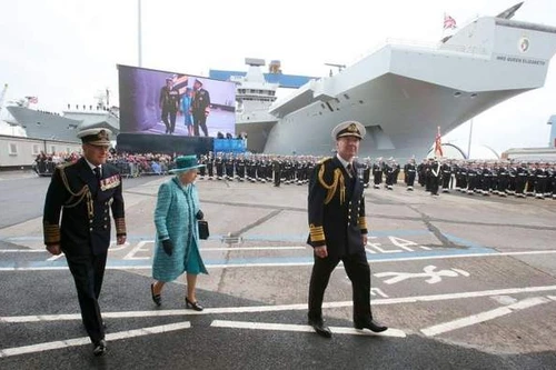 Nữ hoàng Elizabeth đặt tên cho tàu sân bay lớn nhất nước Anh