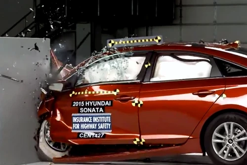 Hyundai Sonata 2015 vỡ tan tành trong bài kiểm tra độ an toàn