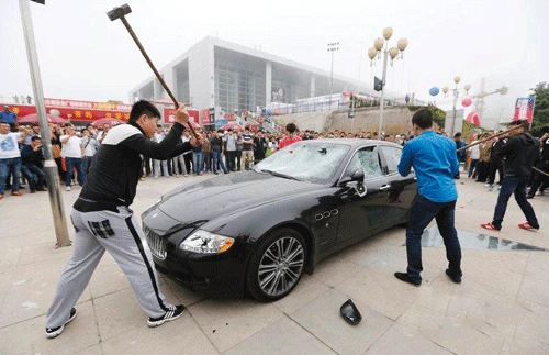 Đại gia thuê người đập nát siêu xe Maserati 8.8 tỉ đồng