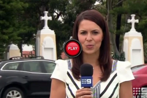 Hài hước cảnh Mazda CX-7 "gặp nạn" vì người đẹp 