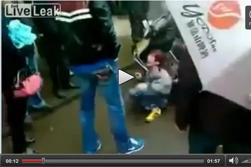 Cậu bé bị đánh đập dã man giữa phố, không ai can thiệp