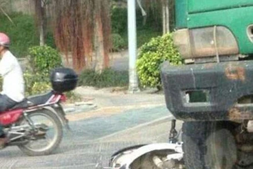 Vẫn học bài dù bị mắc kẹt dưới bánh xe sau tai nạn 