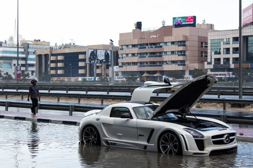 Mercedes SLS AMG “chết đuối” sau trận mưa