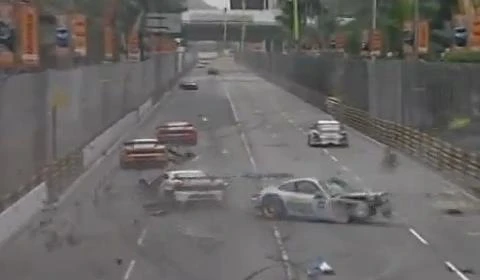 Hàng chục xe nát bét trên đường đua Macao