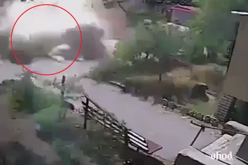 Cảnh tượng đạn pháo nổ ngay trên đường phố ở Lugansk