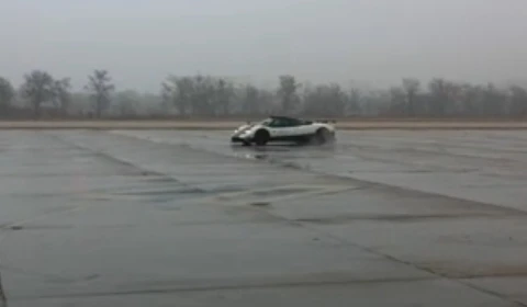 Màn biểu diễn "quay compa" của Pagani Zonda Cinque