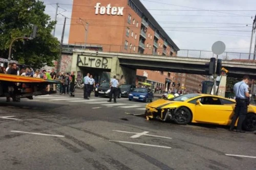 Siêu xe Lamborghini đâm vào trạm xe buýt