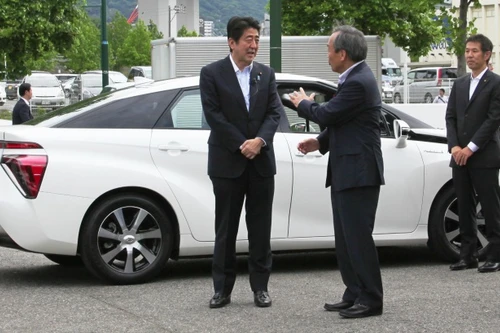Thủ tướng Shinzo Abe đích thân chạy thử Toyota FCV 