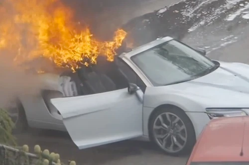 Siêu xe bỗng nhiên bốc cháy trong đám cưới