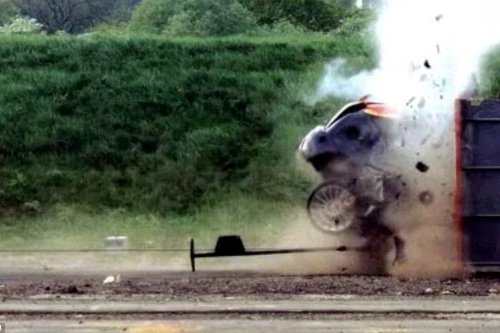 Phóng 193 km/giờ đâm vào tường bê tông - Ford Focus nát vụn 