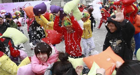 "Điên rồ" cuộc "tấn công" sếp, thầy cô giáo... bằng gối